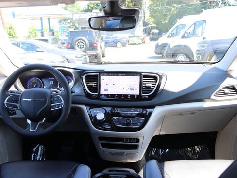 Used 2024 Chrysler Pacifica Touring-L FWD image 18
