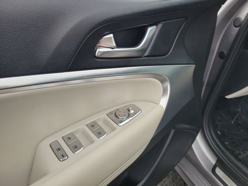 Used 2025 Genesis G70 2.5T image 18