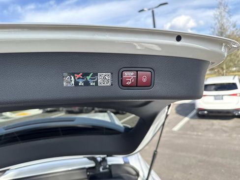 Used 2025 Mercedes-Benz GLC 300 image 13