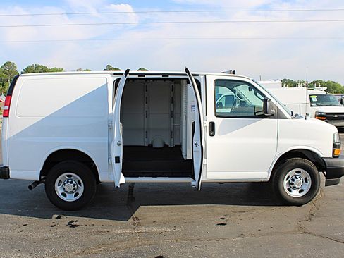 Used 2024 Chevrolet Express 2500 w/ Driver Convenience Package RWD image 8