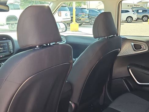 Used 2025 Kia Soul LX w/ LX Technology Package FWD image 16