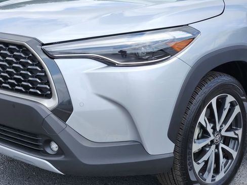 Certified 2025 Toyota Corolla Cross XLE FWD image 8