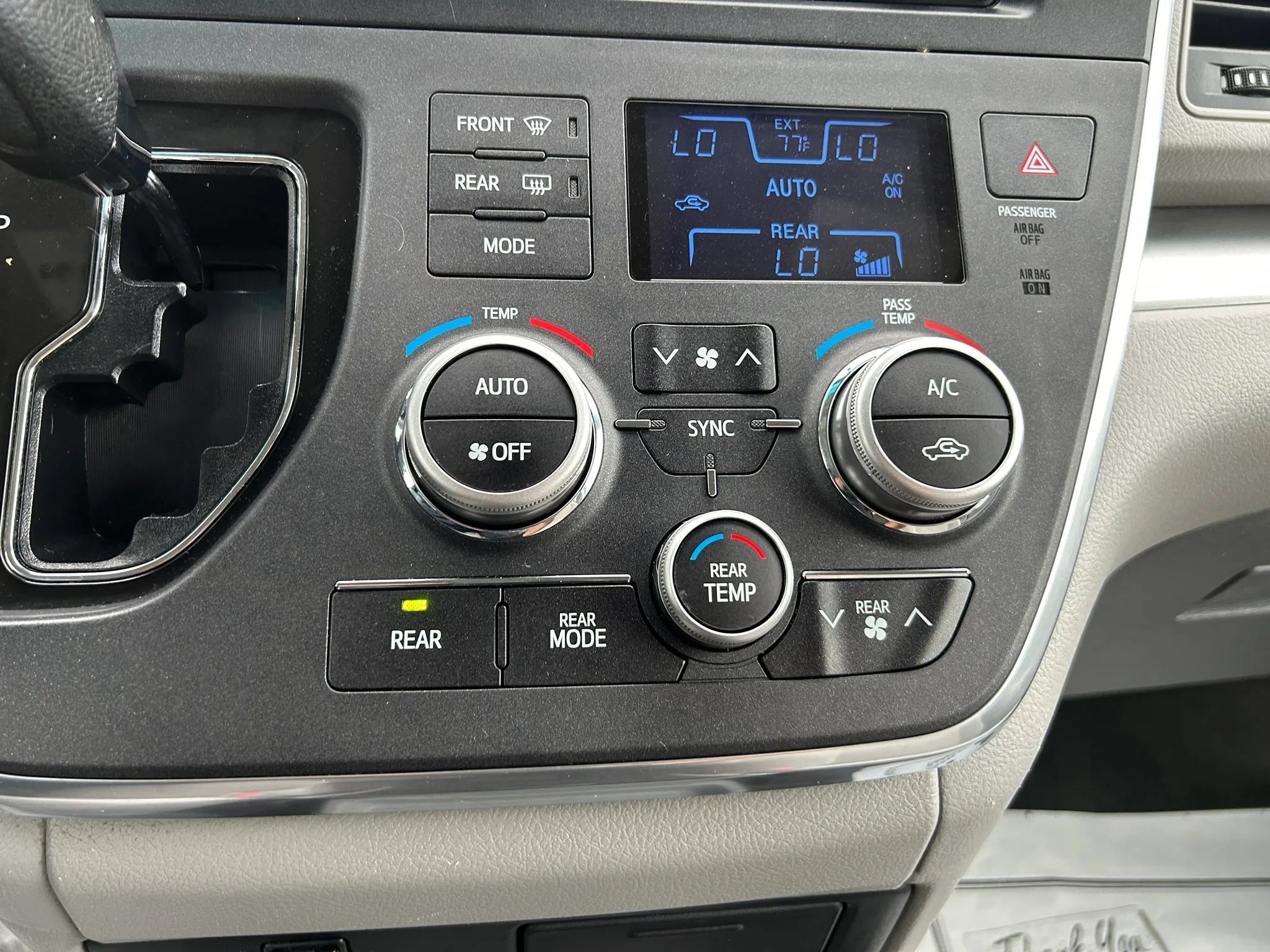 Used 2017 Toyota Sienna LE FWD image 19