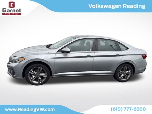 Used 2023 Volkswagen Jetta SE w/ Panoramic Sunroof Package FWD image 2