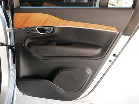 Used 2022 Volvo XC90 T6 Momentum w/ Protection Package image 18