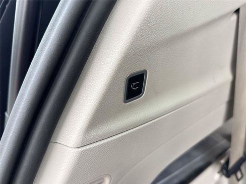 Used 2024 Chrysler Pacifica Touring-L FWD image 27