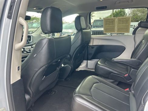 Certified 2023 Chrysler Pacifica Touring-L image 31