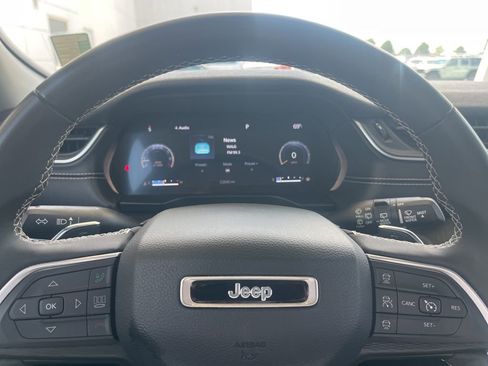 Used 2023 Jeep Grand Cherokee Laredo image 11