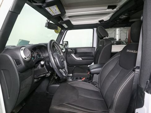 Used 2018 Jeep Wrangler Sahara w/ Connectivity Group AWD/4WD image 29