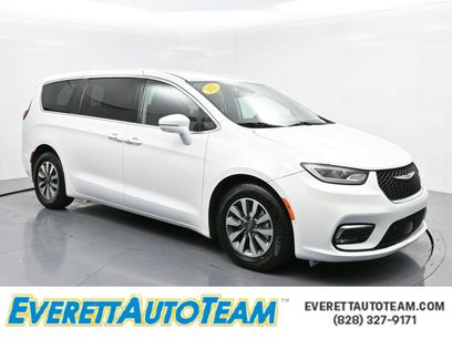 Used 2022 Chrysler Pacifica Touring-L w/ Uconnect Theater Family Group