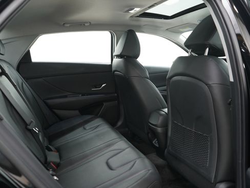 Certified 2025 Hyundai Elantra Limited FWD image 12