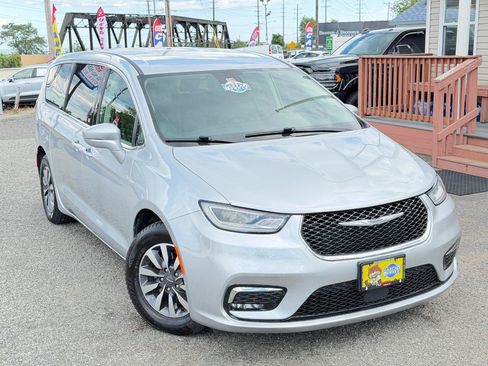 Used 2022 Chrysler Pacifica Touring-L FWD image 2