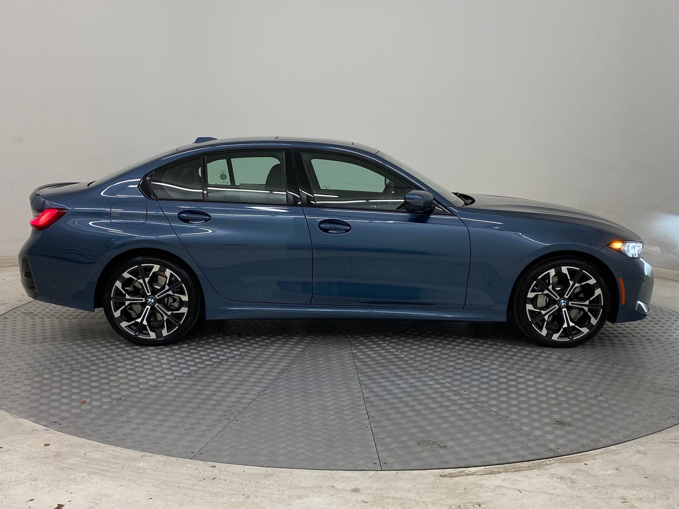 Used 2026 BMW 330i xDrive Sedan w/ M Sport Package AWD/4WD image 7