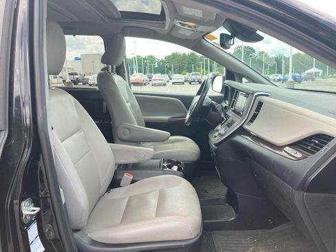 Used 2020 Toyota Sienna Limited Premium AWD/4WD image 29