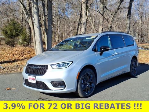 New 2026 Chrysler Pacifica Select image 3