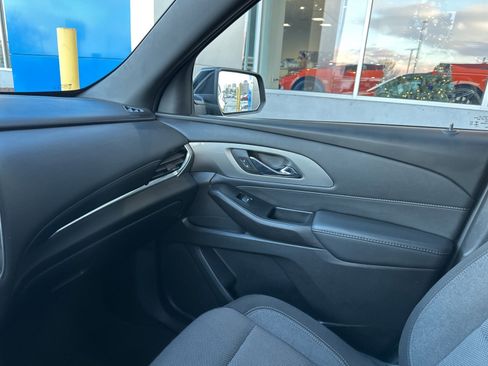 Used 2023 Chevrolet Traverse LT image 38