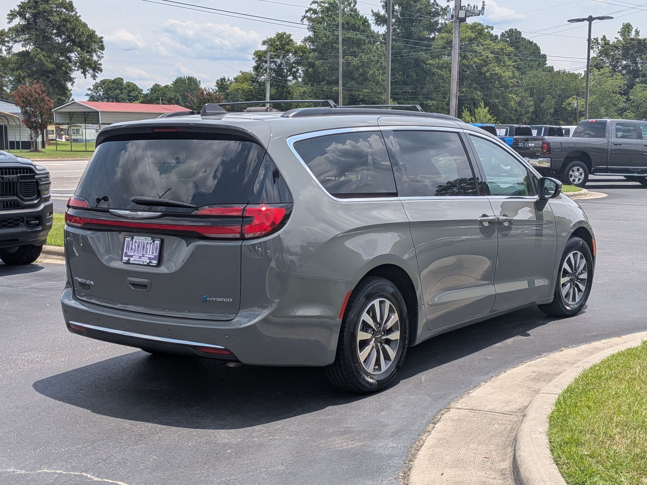 Used 2023 Chrysler Pacifica Touring-L FWD image 5