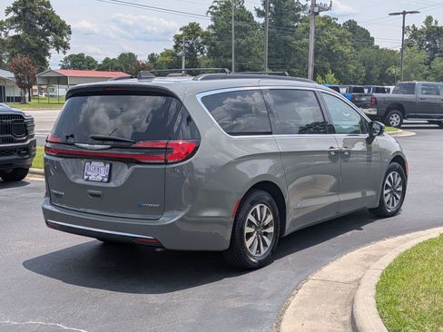 Used 2023 Chrysler Pacifica Touring-L FWD image 5