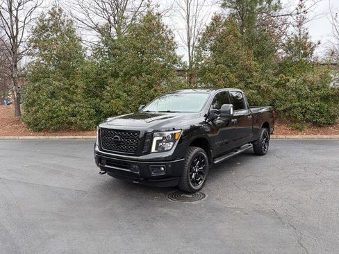 Used 2018 Nissan Titan SV w/ SV Convenience Package image 3