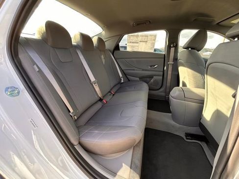 Used 2025 Hyundai Elantra SE image 32