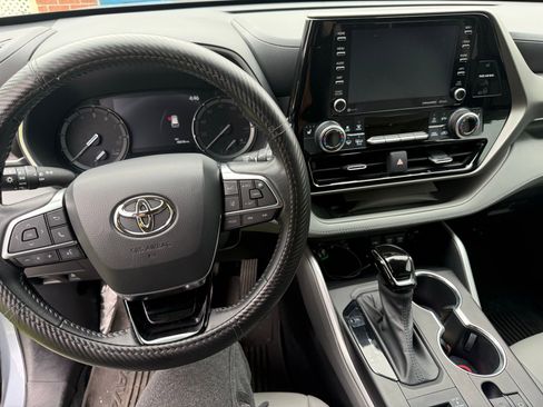 Used 2021 Toyota Highlander XLE AWD/4WD image 6