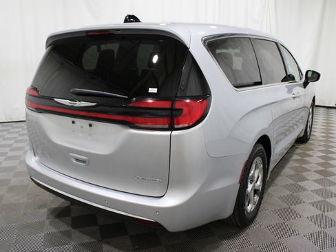 Used 2024 Chrysler Pacifica Limited image 35