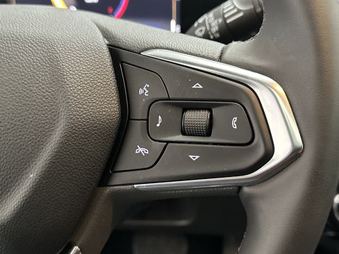 Used 2024 Chevrolet Trax LT w/ Sunroof Package image 26