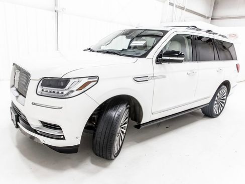 Used 2021 Lincoln Navigator Reserve w/ Luxury Package RWD image 3