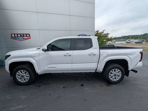 Used 2025 Toyota Tacoma SR5 RWD image 2