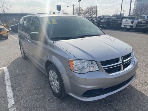 Used 2018 Dodge Grand Caravan SE image 1
