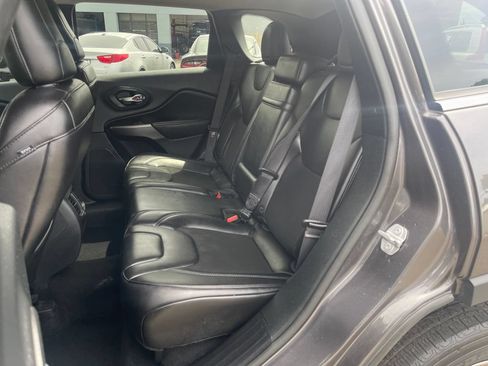 Used 2019 Jeep Cherokee Latitude Plus w/ Comfort/Convenience Group AWD/4WD image 16