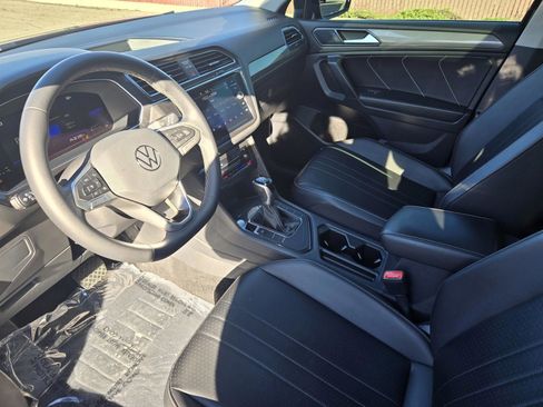 Used 2022 Volkswagen Tiguan SE w/ Panoramic Sunroof Package image 14