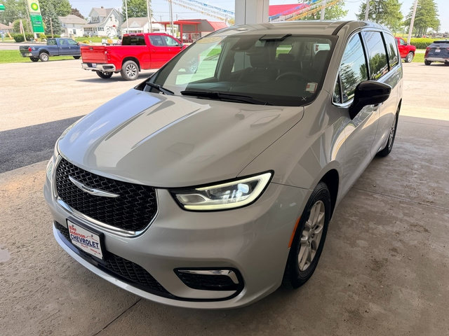 Used 2024 Chrysler Pacifica Touring-L FWD image 2