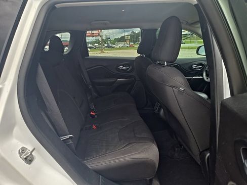 Used 2020 Jeep Cherokee Latitude FWD image 18