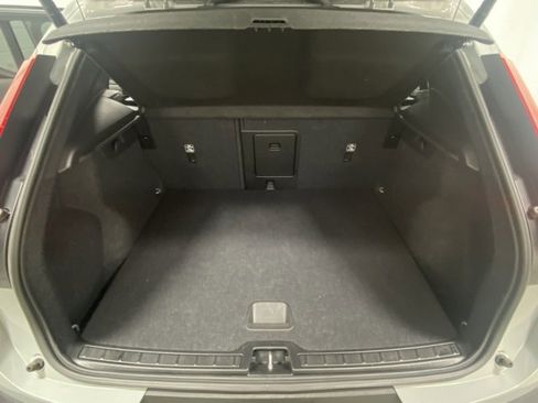 Used 2025 Volvo XC40 B5 Core image 9