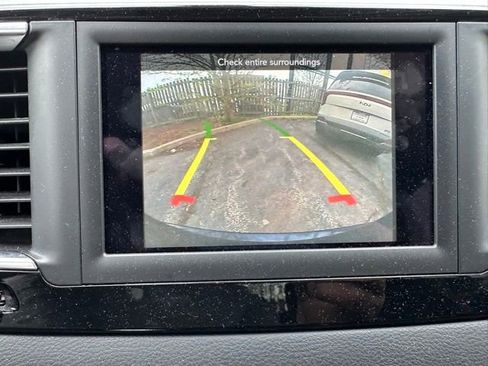 Used 2018 Chrysler Pacifica Touring-L w/ Tire & Wheel Group FWD image 16