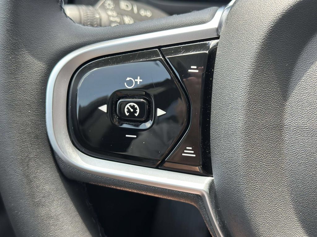 Used 2025 Volvo XC90 B6 Plus AWD/4WD image 21