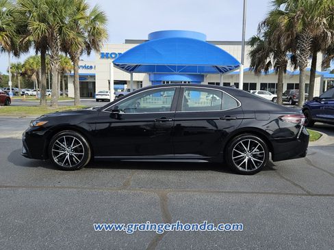 Used 2024 Toyota Camry SE image 2