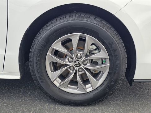 Used 2021 Toyota Sienna LE image 9