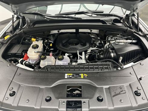 Used 2023 Jeep Grand Cherokee 4WD 4xe image 2