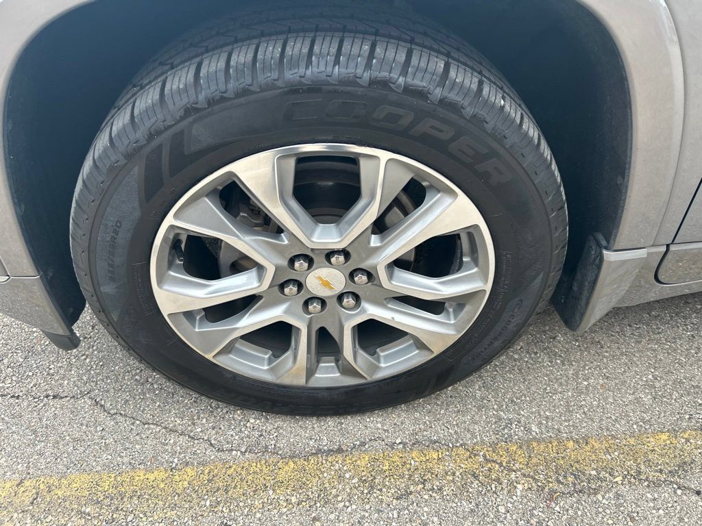 Used 2018 Chevrolet Traverse Premier w/ Driver Confidence II Package FWD image 14
