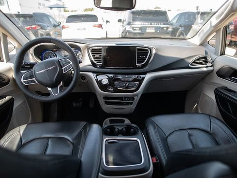 Used 2022 Chrysler Pacifica Touring-L image 22