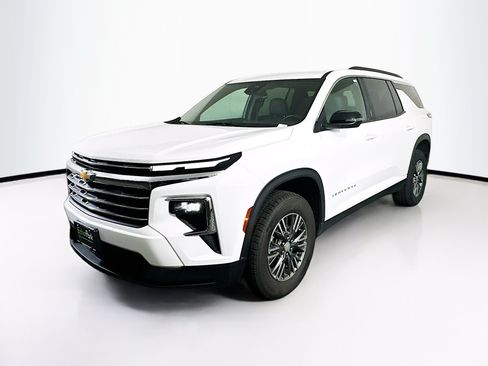 Used 2025 Chevrolet Traverse LT FWD image 3
