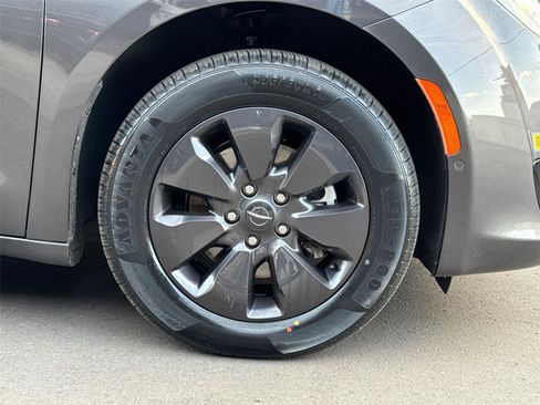 Used 2020 Chrysler Pacifica Limited w/ Advanced Safetytec Group image 6