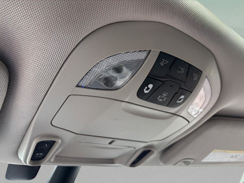 Used 2022 Chrysler Pacifica Limited w/ Uconnect Theater Family Group image 26