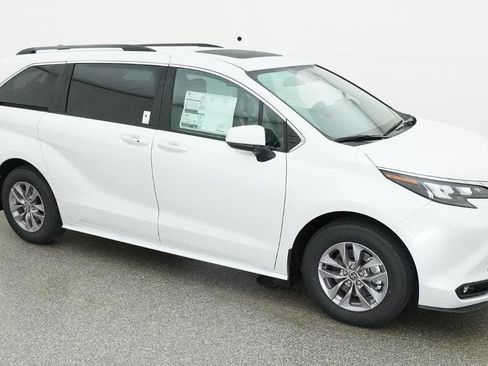 New 2026 Toyota Sienna XLE FWD image 12