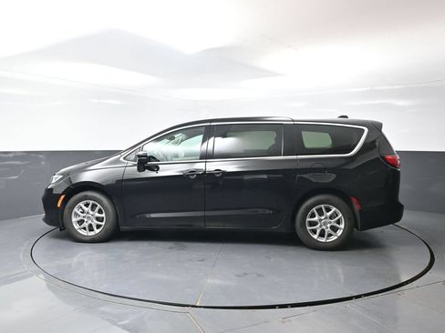 Used 2024 Chrysler Pacifica Touring-L FWD image 10