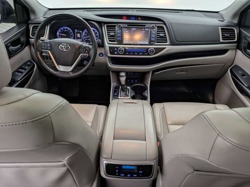 Used 2018 Toyota Highlander XLE image 16