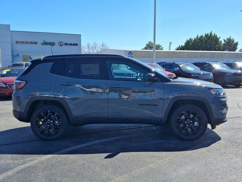 Used 2024 Jeep Compass Latitude w/ Convenience Group image 7