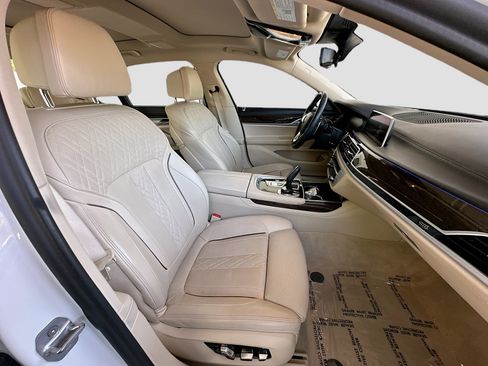 Used 2020 BMW 740i w/ Luxury Rear Seating Package RWD image 30